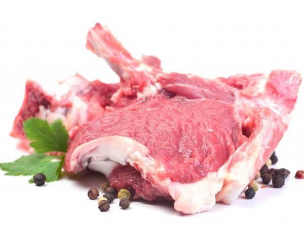  La viande fraîche a une surface légère recouverte de fines couches de graisse blanche