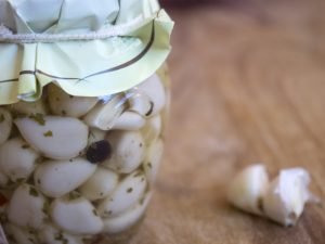 Storing garlic in a jar