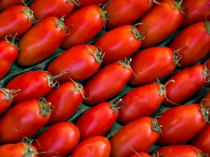 Kenmerken en kenmerken van tomaat Auria