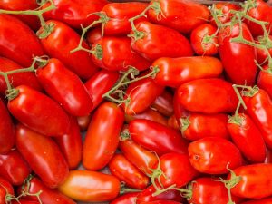 Beskrivning och egenskaper hos tomater av sorten Ladies Fingers
