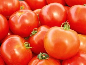 Kenmerken van tomaten van de variëteit Babushkin Gift