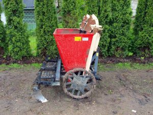 Kartoffelpflanzgefäß für handgeführten Traktor Centaur