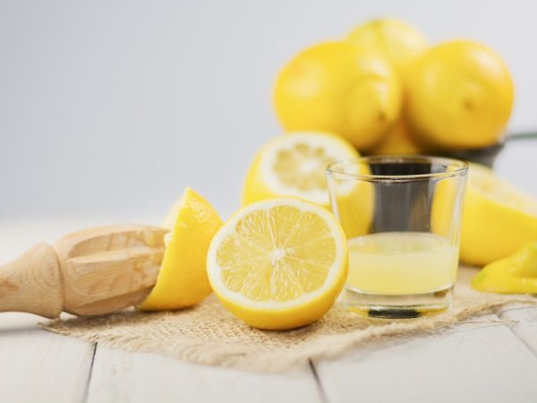 El agua de limón puede ayudarte a perder peso