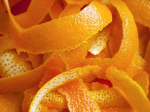 Nanesení pomerančových slupek na zahradu