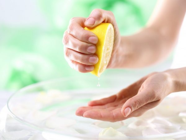 Citronsaft ger näring åt naglarna
