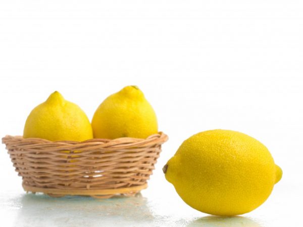 Si vous avez des problèmes avec le tractus gastro-intestinal, vous ne pouvez pas manger de citrons.