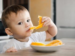 Introducerar apelsin i barnets diet