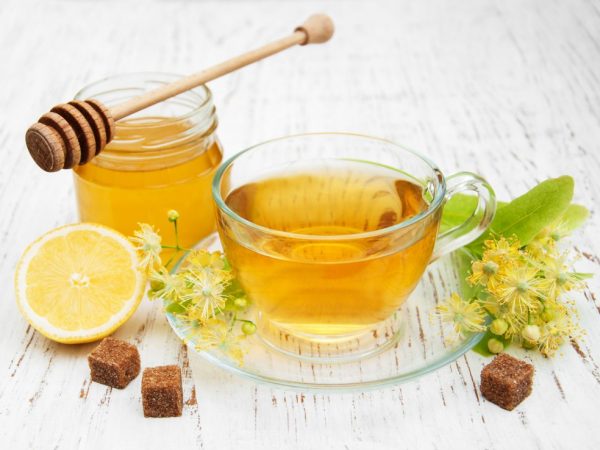 Je kunt een medicinale drank maken van honing en citroen.