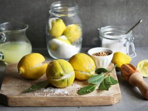 Dubbelpunt reinigen met citroen en zout
