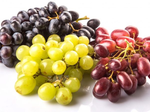 Los beneficios de las uvas blancas y negras.