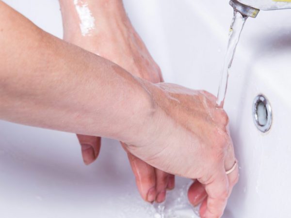 Det är lättare att tvätta händerna direkt efter rengöring av svampen.