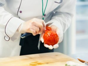 Manieren om de schil van een tomaat te verwijderen