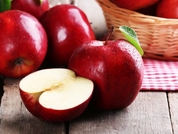 Un măr este o boabe, legume sau fructe