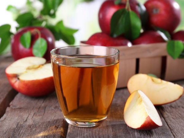 Användbara egenskaper och skada av äppeljuice